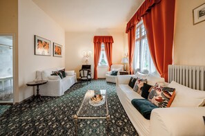 HESSE | Living area | Computer monitors - Villa Hedwig - Schwarzwald (Badenweiler)