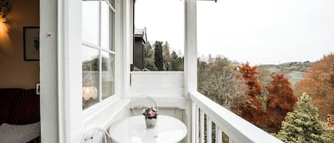 OPPENHEIMER | Balcony