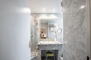LILIEN | Bathroom | Hair dryer, towels, soap, shampoo