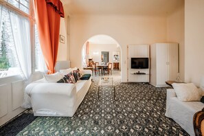 HESSE | Living area | Computer monitors - Villa Hedwig - Schwarzwald (Badenweiler)