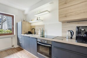 Fridge, oven, stovetop, dishwasher