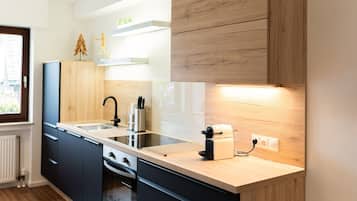 Een koelkast, een oven, een kookplaat, een vaatwasser