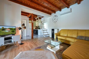 Televisión y chimenea 