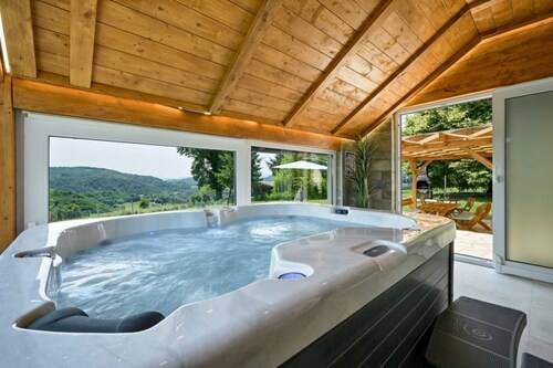 Elegante Dreamy Hill Villa mit 4 SZ, Pool & Whirlpool in Kroatiens Hügeln
