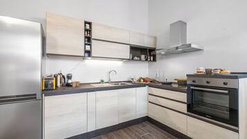 Apartamento família, vários quartos, 2 banheiros (Tana Delle Volpi) | Cozinha privada | Fogão, cooktop, lava-louças, cafeteira/chaleira