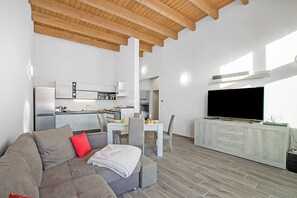 Familie appartement, meerdere slaapkamers, 2 badkamers (Tana Delle Volpi) | Woonruimte | Een 21-inch televisie met kabelzenders