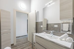 Familie appartement, meerdere slaapkamers, 2 badkamers (Tana Delle Volpi) | Badkamer | Een douche, een haardroger, een bidet, handdoeken