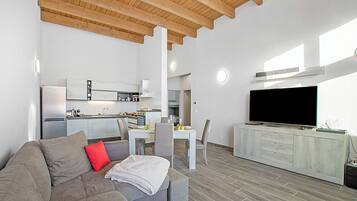 Apartamento família, vários quartos, 2 banheiros (Tana Delle Volpi) | Área de estar | TV 21 polegadas com canais a cabo