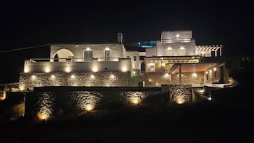 Fachada de la propiedad por la tarde o noche