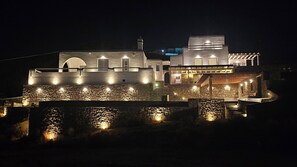 Facciata della struttura - sera/notte