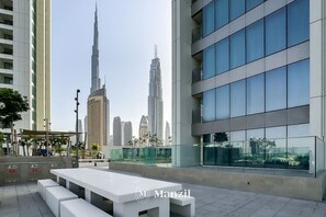 Apartment - Stylish 2BR w Burj Khalifa Views Downtown Views (Dubai)