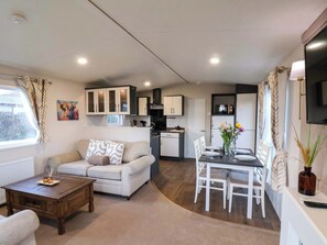 Living area - Rosefinch Cabin (Scarborough)