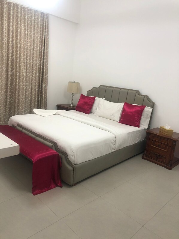 مكواة/لوح كي وخدمة الإنترنت وملاءات أسرّة