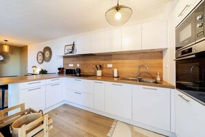 Kühlschrank, Mikrowelle, Ofen, Geschirrspüler