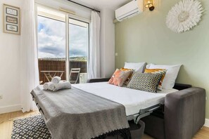 2 bedrooms, iron/ironing board, WiFi, bed sheets - LE VERT AZUR - Appartement 2 chambres avec grande terrasse à 5 min du centre-ville - ST GILLES LES BAINS (Saint-Gilles les bains, Mont Roquefeuil)