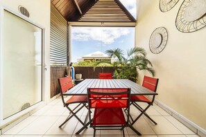 Outdoor dining - LE VERT AZUR - Appartement 2 chambres avec grande terrasse à 5 min du centre-ville - ST GILLES LES BAINS (Saint-Gilles les bains, Mont Roquefeuil)