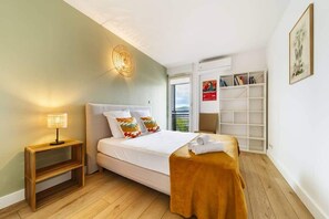 2 bedrooms, iron/ironing board, WiFi, bed sheets - LE VERT AZUR - Appartement 2 chambres avec grande terrasse à 5 min du centre-ville - ST GILLES LES BAINS (Saint-Gilles les bains, Mont Roquefeuil)