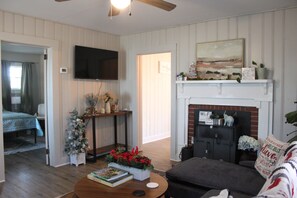 Living area - Peaceful Elkin Wine Country Cottage (Elkin)