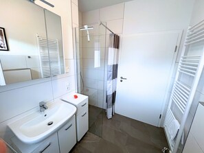 Haartrockner, Handtücher, Seife, Toilettenpapier