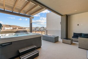Outdoor spa tub - The Fish Bowl 6 Bedroom Townhouse (St. George)