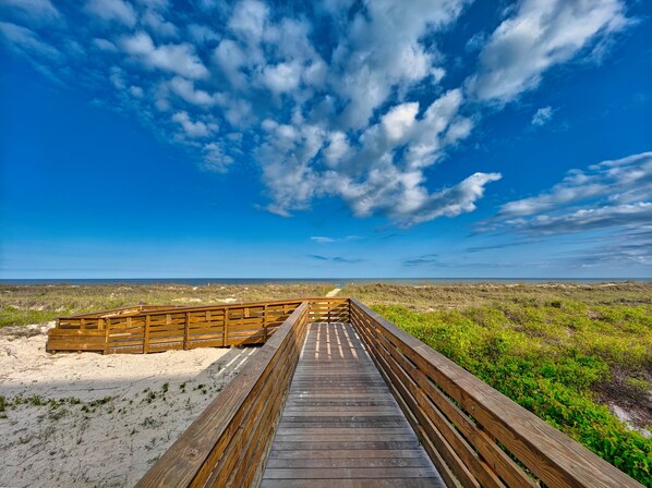 Property grounds - 59 Sandcastle - Best Mid-Century Modern Beach Escape — 7BR, Pool, 3D-Theater (Hilton Head Island)