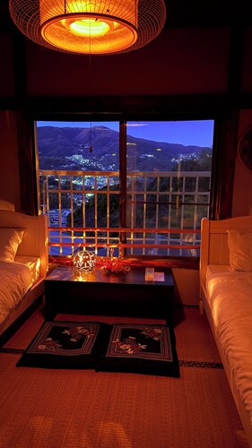 Spacious family-friendly 4-bedroom house overlooking beautiful central Atami