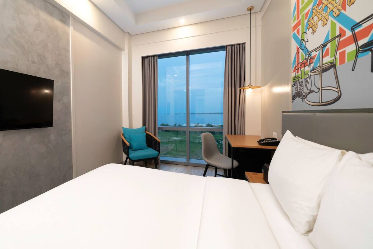 Queen Bed Near Mactan Newtown Beach Cebu | Zimmersafe, Schreibtisch, laptopgeeigneter Arbeitsplatz