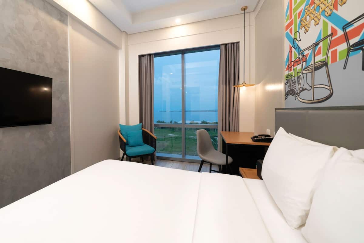 Queen Bed Near Mactan Newtown Beach Cebu | セーフティボックス (室内)、遮光カーテン、WiFi (無料)、ベッドシーツ