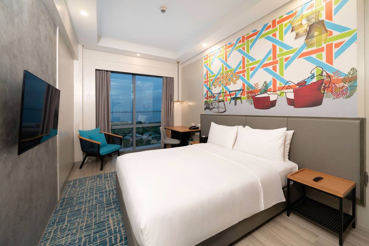 Queen Bed in Mactan Newtown Cebu | Zimmersafe, Schreibtisch, laptopgeeigneter Arbeitsplatz