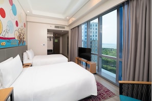Corner Room Twin Beds Sea View Near Mactan Beach | ตู้นิรภัยในห้องพัก, โต๊ะทำงาน, พื้นที่ทำงานแบบใช้แล็ปท็อป, ผ้าม่านกันแสง