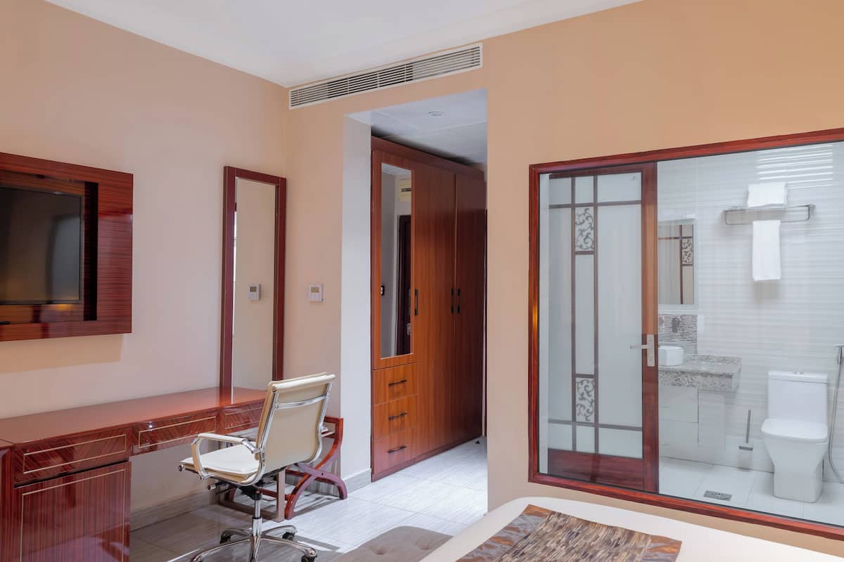 Classic Δωμάτιο | Μπάνιο | Πιστολάκι μαλλιών, παντόφλες, πετσέτες, Σαπούνι