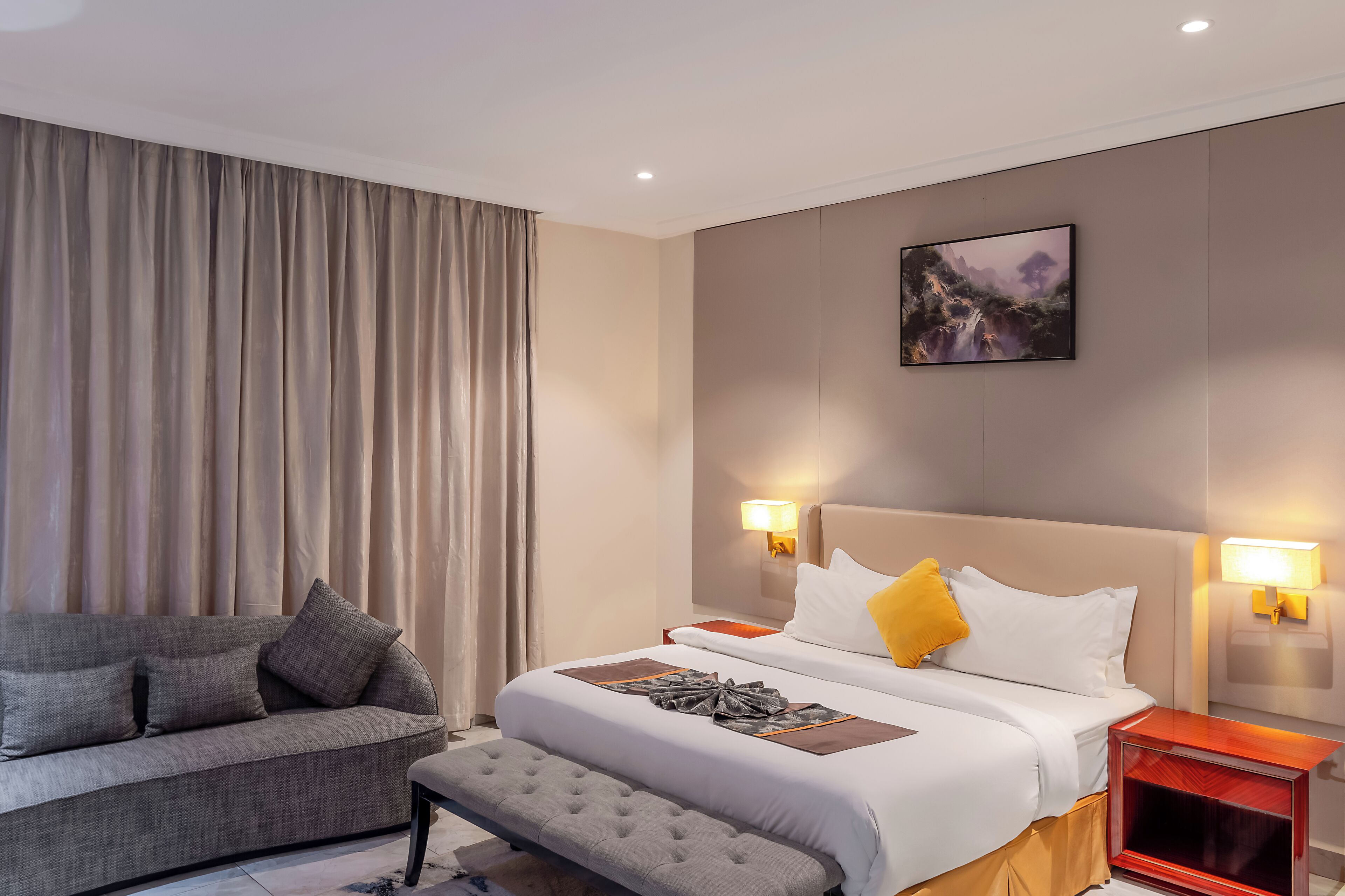 Signature Room | In-room safe, laptop workspace, soundproofing, free WiFi
