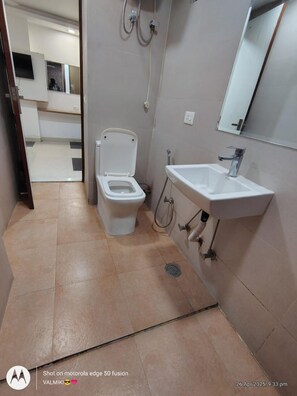 Superior Triple Room | Bathroom - Hotel Arkwood Residency  (New Delhi)