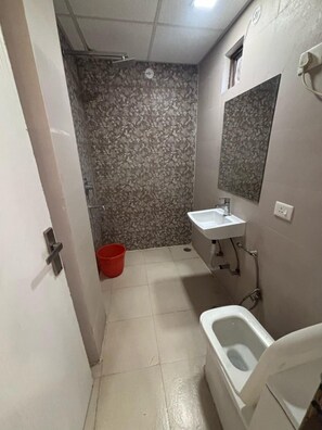 Deluxe Double Room | Bathroom - Hotel Arkwood Residency  (New Delhi)