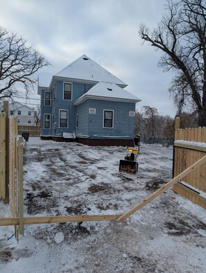 Property grounds - This historic apt is adjacent to the Mississippi, the Ravine, SCSU, and Downtown (St. Cloud)