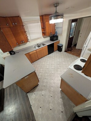 Private kitchen - This historic apt is adjacent to the Mississippi, the Ravine, SCSU, and Downtown (St. Cloud)