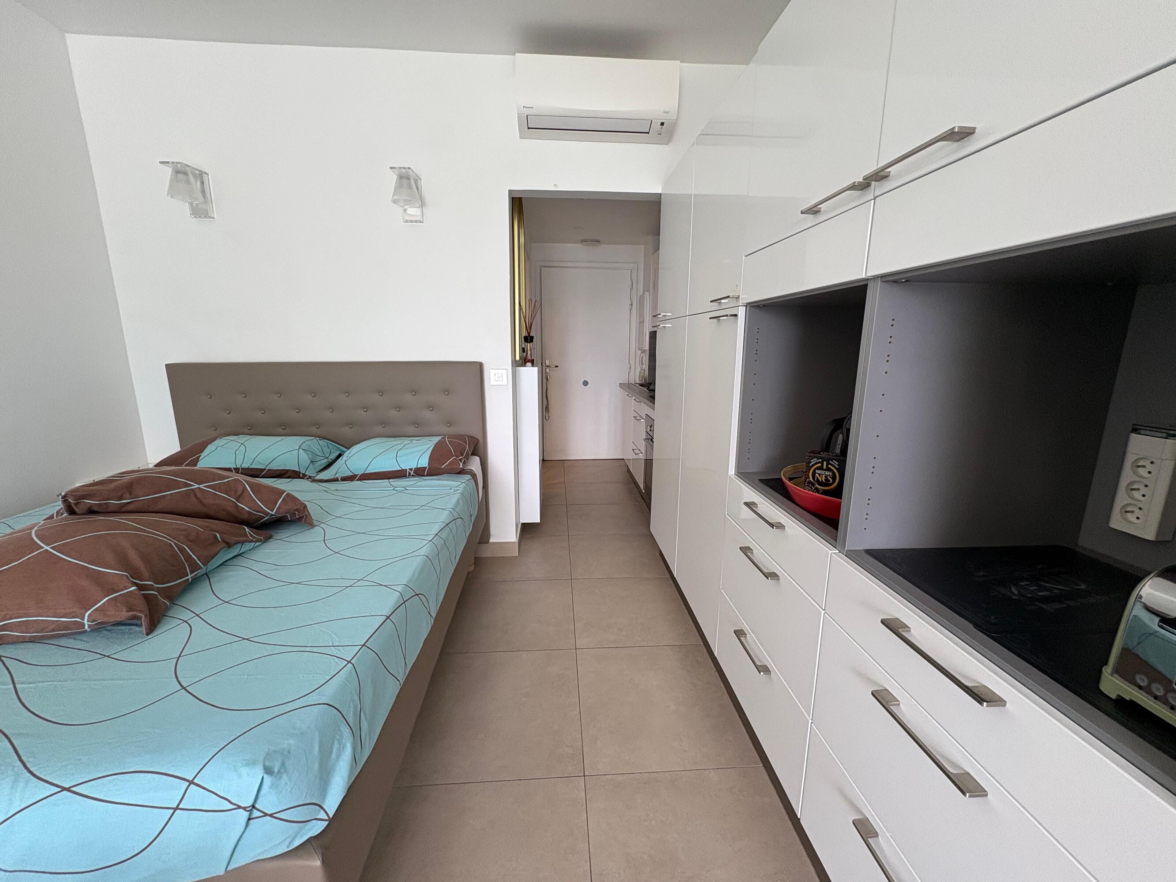 Een strijkplank/strijkijzer, gratis wifi, beddengoed