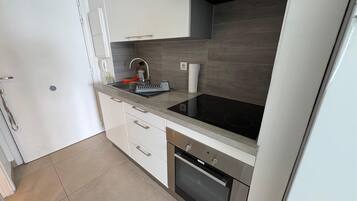 Een koelkast, een microgolfoven, een oven, een kookplaat