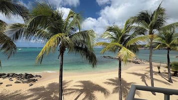 Accommodatie ligt op het strand, ligstoelen, strandlakens