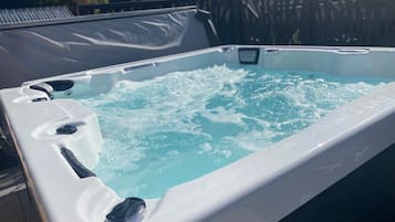 Tina de hidromasaje al aire libre