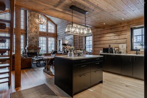 Rumah Standar, beberapa kamar, 2 kamar mandi (Winter Haven Idre) | Dapur pribadi | Lemari es, microwave, oven, dan kompor