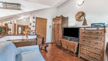 Honeymoon-Apartment, Mehrere Schlafzimmer (Champlas Suite) | Wohnbereich | 21-Zoll-Fernseher mit Satellitenempfang