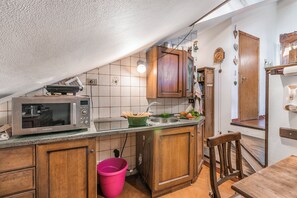 Honeymoon Apartment, Multiple Bedrooms (Champlas Suite) | Dapur peribadi | Peti sejuk, ketuhar gelombang mikro, dapur, pembancuh kopi/teh 