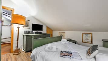 Honeymoon Apartment, Multiple Bedrooms (Champlas Suite)