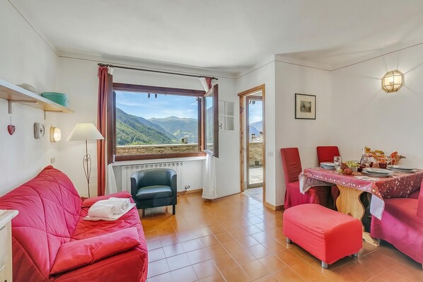 Apartamento estándar, varias habitaciones (Argentera Apartment) | Zona de estar | Televisión de pantalla plana de 21 pulgadas con canales por satélite