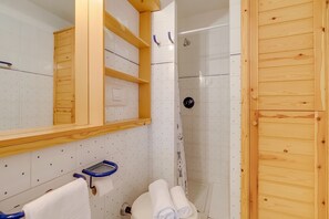 Apartamento estándar, varias habitaciones (Argentera Apartment) | Baño | Ducha, secador de pelo, bidé y toallas