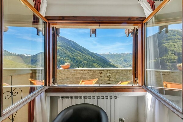 Mountain view - Argentera Apartment (Sauze di Cesana)