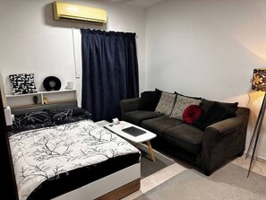 Escritorio, tabla de planchar con plancha, wifi y ropa de cama