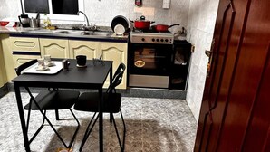 Kjøleskap, ovn, vannkoker og brødrister