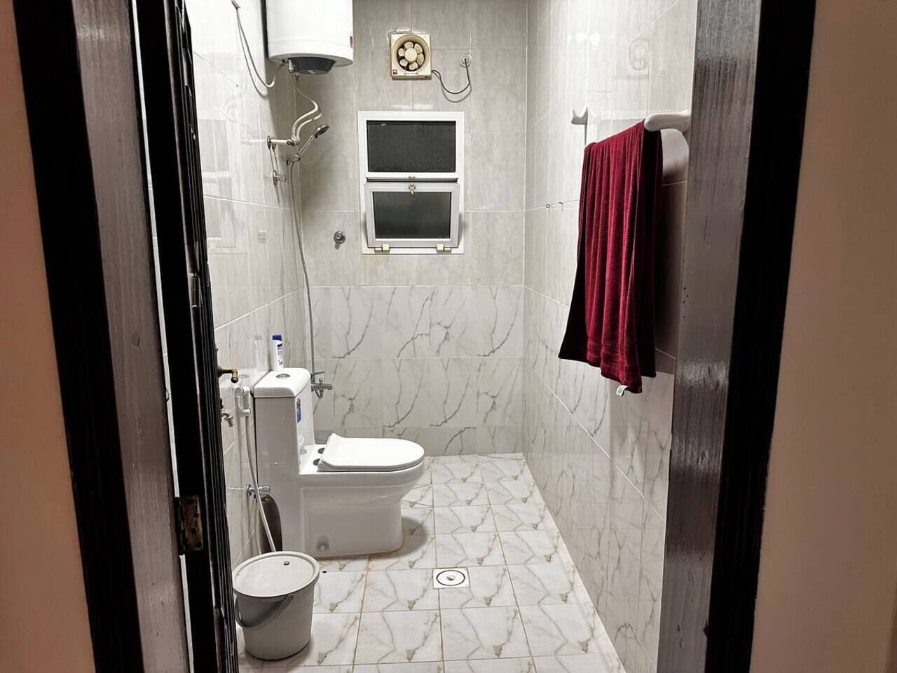 Dusche, Haartrockner, Hausschuhe, Bidet